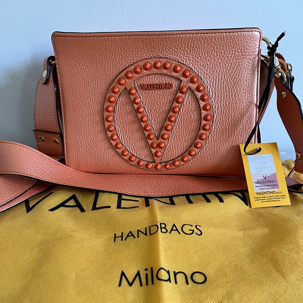 Beautiful Valentino bag! By Mario Valentino💫